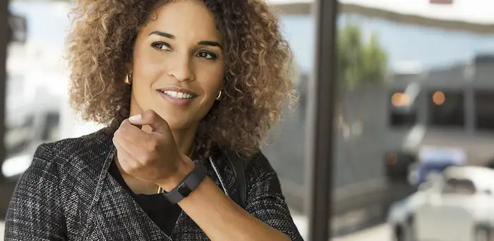 Femme avec un Microsoft Band