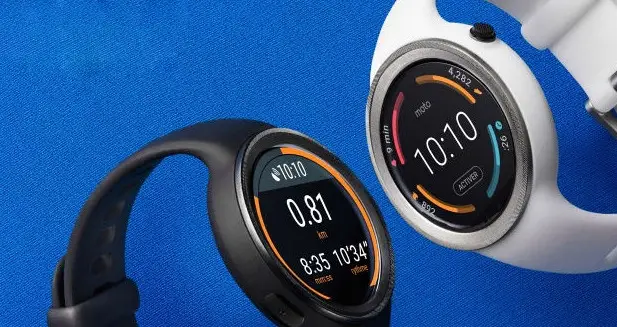 Moto 360 noire et blanche