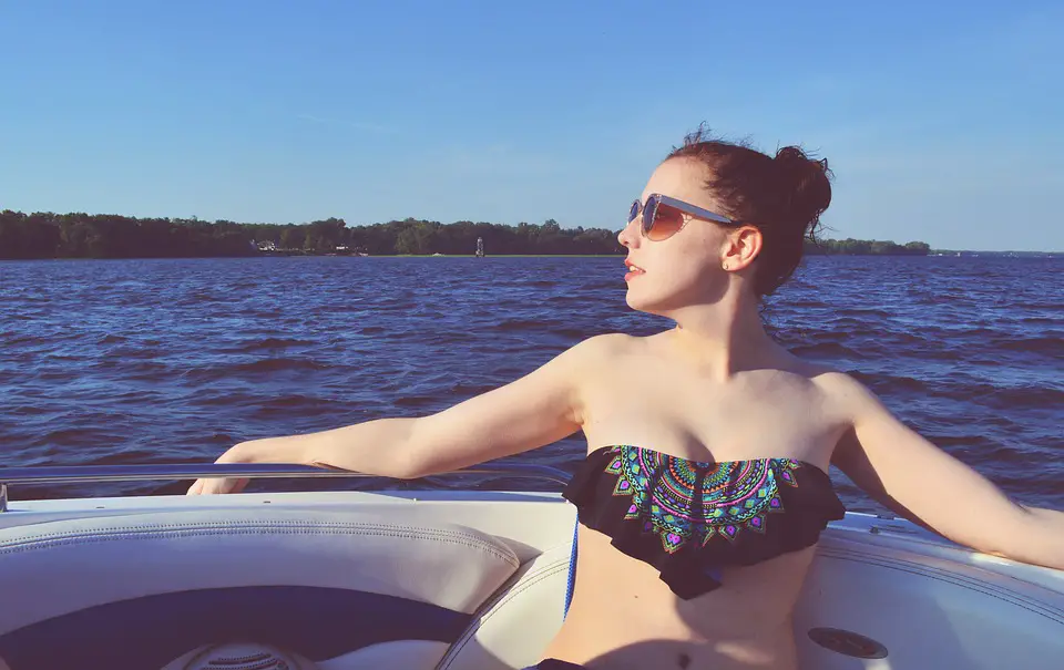 une femme sur un bateau