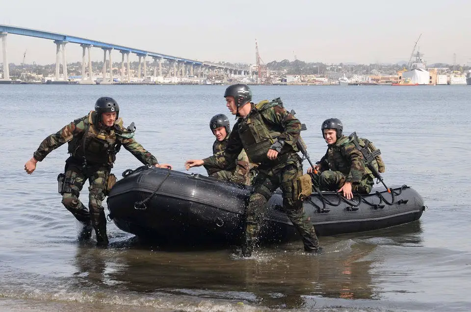 militaires sur un bâteau